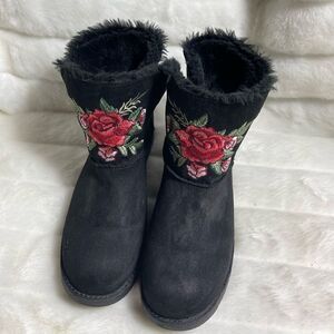 Rock & Candy black faux suede boots .Red rose embroidery faux fur lining SZ10